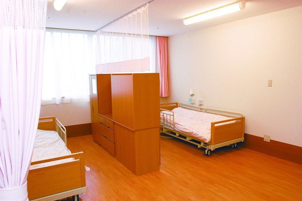 明るい二人部屋の居室