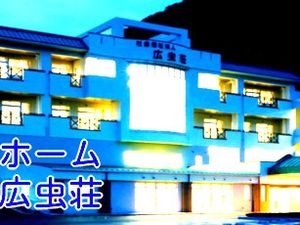 明るく照らされた施設外観  