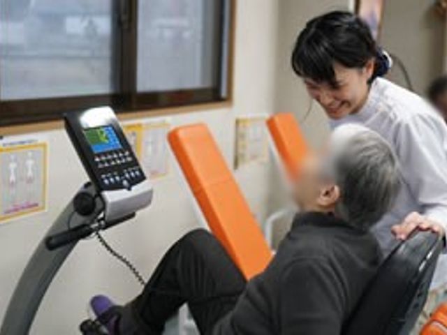 運動を支える機能訓練室 機能訓練室 専門スタッフが利用者を丁寧にサポートする、活気あるトレーニングの空間です。