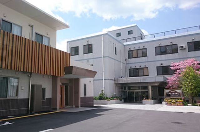 広々とした外観です 外観 明るい雰囲気のエントランスがある建物です。花壇が彩りを添える空間になっています。