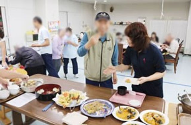 食を楽しむ交流スペース ダイニングルーム 明るく広々としたスペースで、利用者の方々が楽しく食事をされています。リラックスできる環境です。