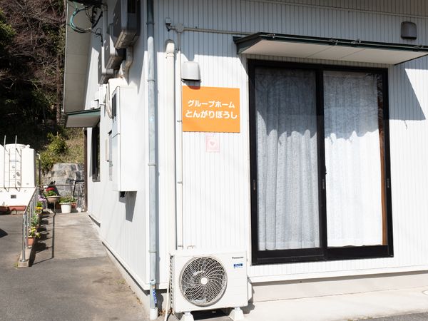 エアコンと窓のある外壁