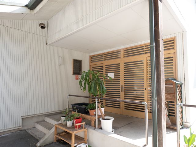 エントランスの視覚ガイド エントランス 植栽に囲まれたアクセスしやすいエントランスです。訪れる方々に穏やかな印象を与える設計となっております。