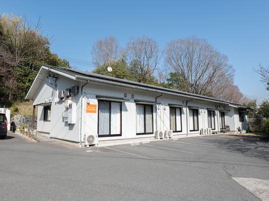 明るい一日中の外観