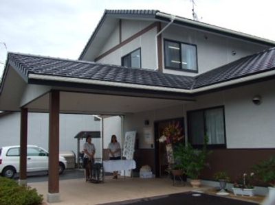落ち着いた雰囲気の建物外観