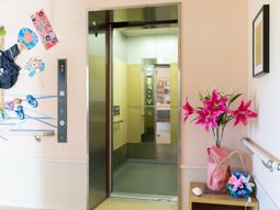 エレベーターと装飾品