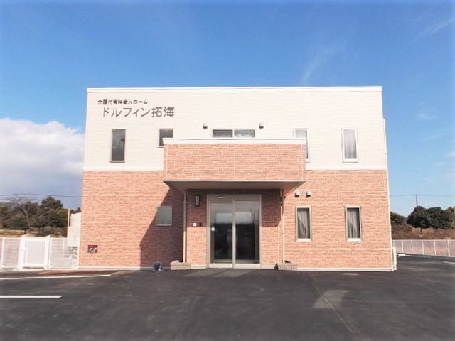 清潔感のある建物正面 外観 新築らしい明るく清潔な建物です。ゆったりとした駐車スペースも確保されており、通勤に便利な環境となっています。