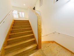 明るい木製の階段