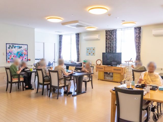 共有スペースの居心地良い様子 共有スペース 広々として明るいダイニングルームで利用者の方々が食事や交流を楽しんでいます。ここでの時間は、毎日の潤いと笑顔を生む場となっています。