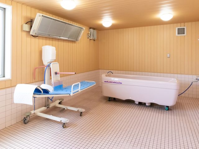 浴室設備が整った部屋 浴室 清潔感のある浴室には、バリアフリーの機能が備わっており、すべての方が安心してご利用いただける環境です。