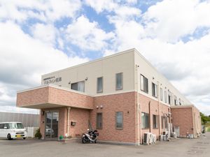 清潔感のある明るい施設外観