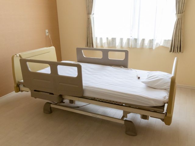 快適な個室の電動ベッド 居室 ゆったりした居室には、高さ調節可能な電動ベッドが備え付けられ、窓から自然光が差し込んでいます。