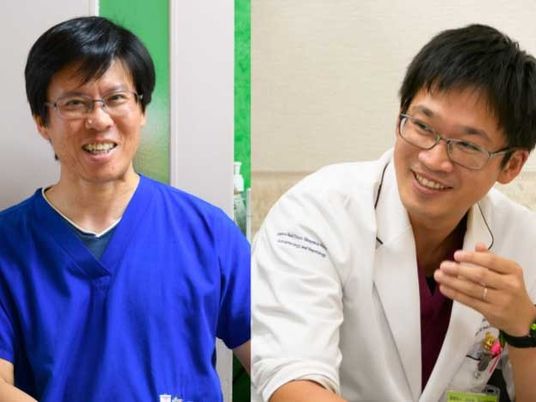 笑顔のスタッフ2人の様子  