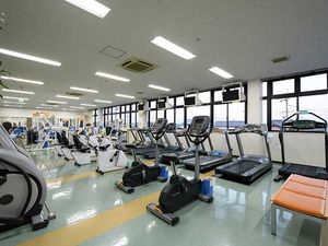 運動器具が並ぶ訓練室  