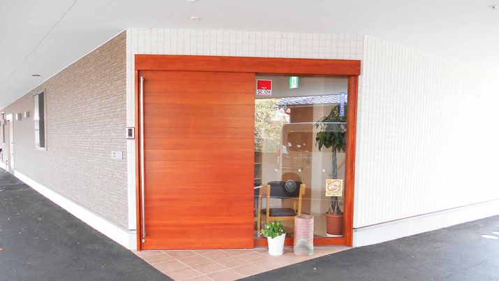 赤茶の引き戸エントランス