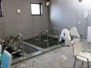 浴槽と手すりの浴室