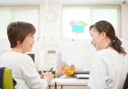 スタッフが対話する様子