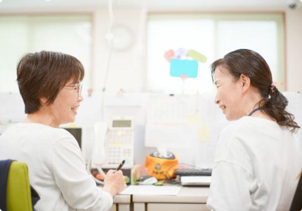 スタッフが対話する様子