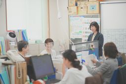 笑顔のスタッフと利用者