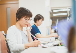 スタッフが働く様子