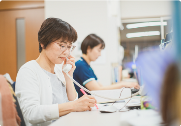 スタッフが働く様子