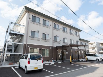 段差が排除された、車椅子の方でも楽に入館できる施設の外観