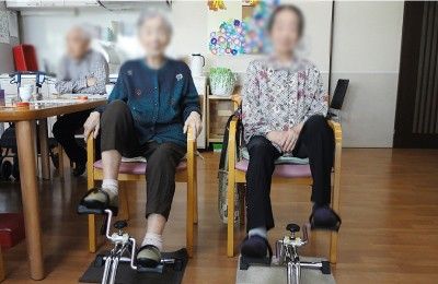 足踏み運動をする人々