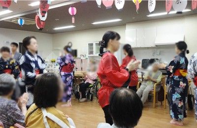 活気ある室内イベント