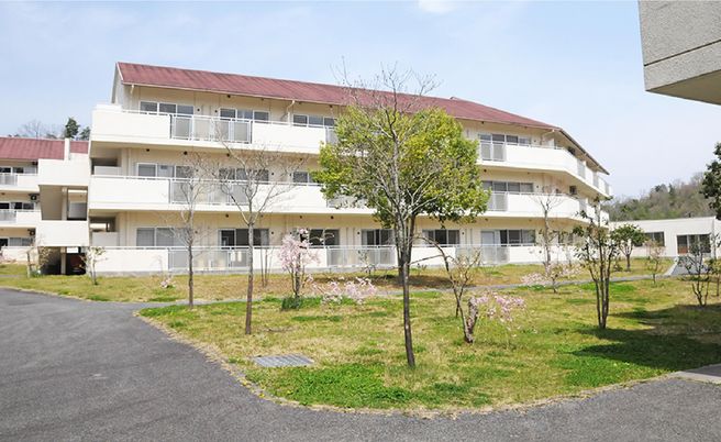 美しい庭のある建物