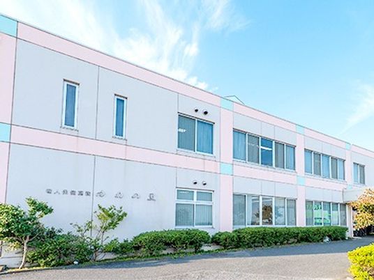 明るい建物外観  