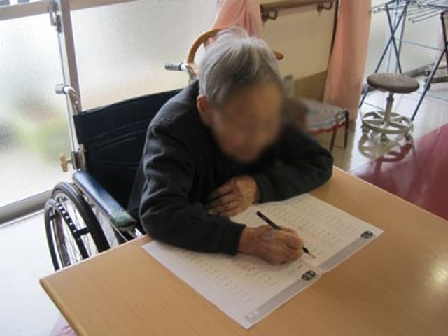 作業に集中する人 リビング ひとり静かに机で作業をする空間です。落ち着いた時間を過ごせます。