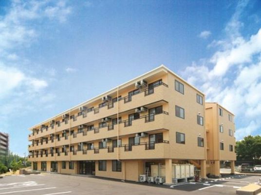 明るい外観の建物