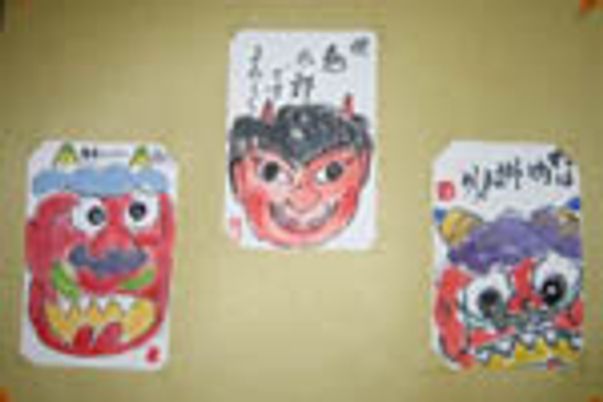 壁に掲示された絵画作品