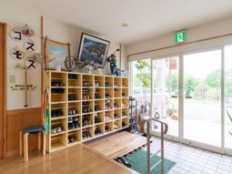 エントランスの明るい空間