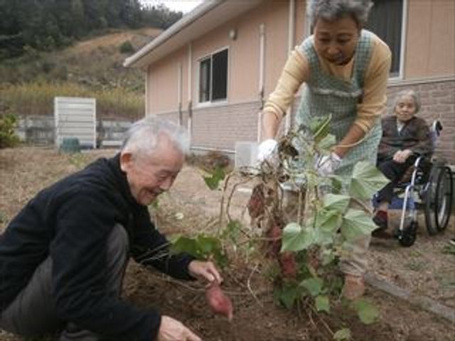 庭で楽しむ園芸活動 笑顔で園芸を楽しむ方々の姿が心温まります。手入れされた庭でのびのびと活動できる環境です。