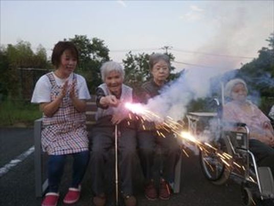 花火を楽しむ利用者と職員
