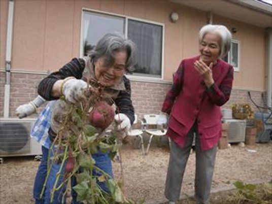 笑顔のお二人と大根庭
