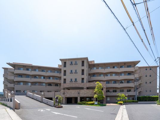 モダンな集合住宅の外観