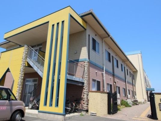 黄色いアクセントの建物外観