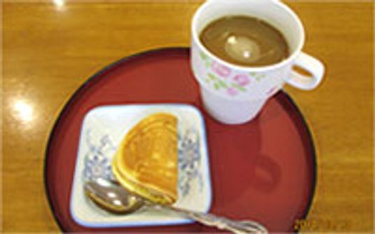ティーセットのテーブル
