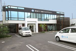 駐車場のある建物外観