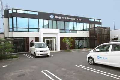 駐車場のある建物外観