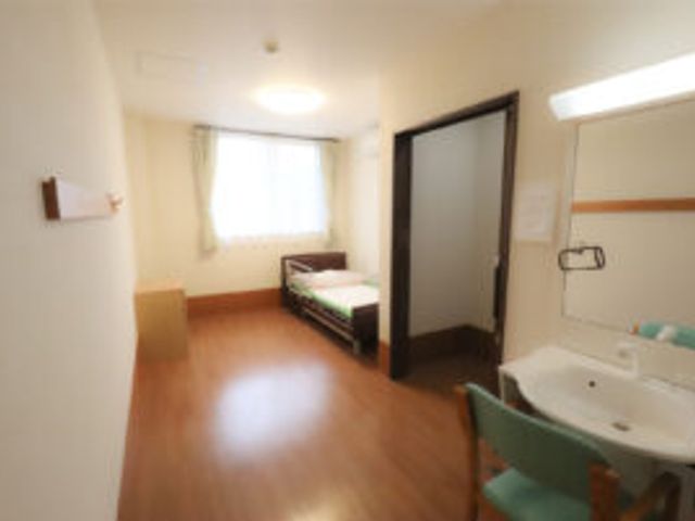 静かな居室 居室 陽光が差し込む落ち着いた空間で、整った設備が快適な時間をサポートします。