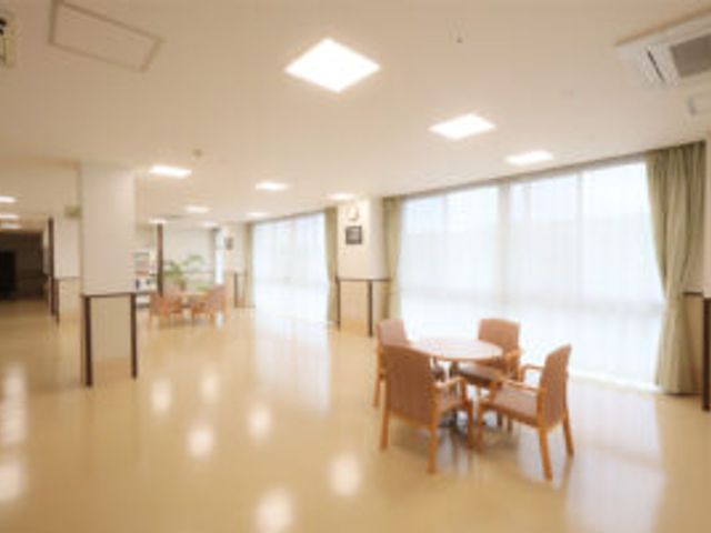 広々としたラウンジ ラウンジ 窓から自然光が差し込む広々とした空間です。訪れる方々がゆったりと寛げる環境が整っています。