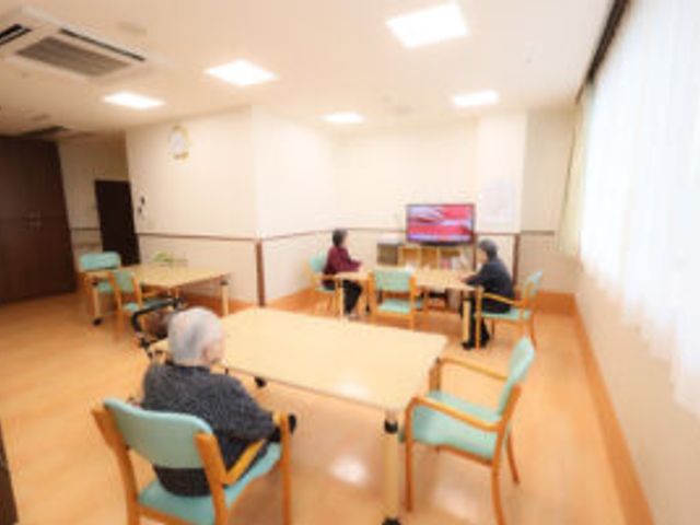 自然光が入るラウンジ ラウンジ 自然光が差し込む明るい空間で、テレビを見ながらリラックスして過ごせます。