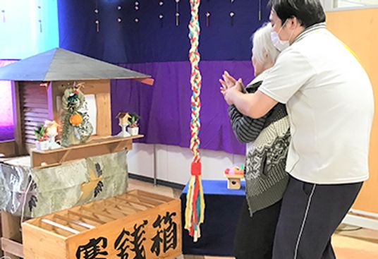 賽銭箱がある多目的室