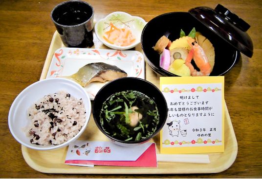食事トレイ上の料理