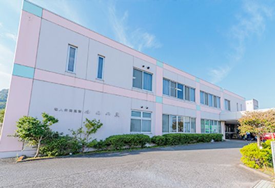 青空と施設の建物