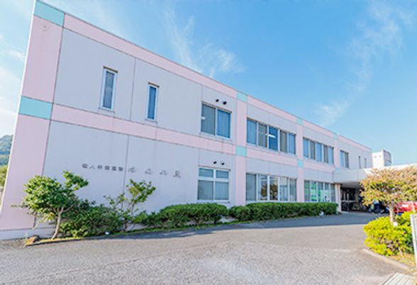 青空と施設の建物