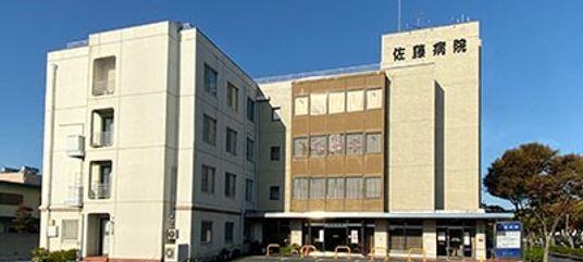白い建物の外観